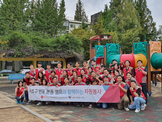롯데건설 디자인연구소 샤롯데 봉사단이 기념촬영을 하고 있다. <롯데건설 제공>